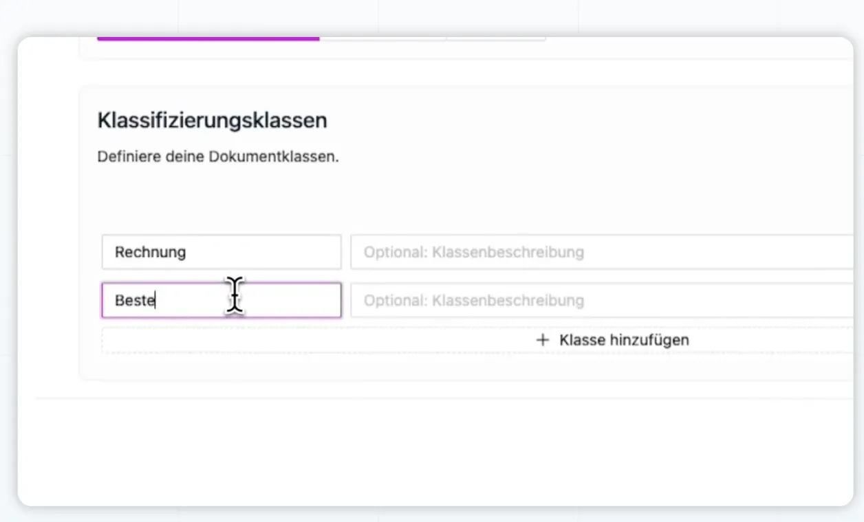 Animation: Feldnamen und Beschreibungen werden eingetippt, ein KI-Modell gewählt, die Konfiguration gespeichert — bereit zum Verarbeiten.